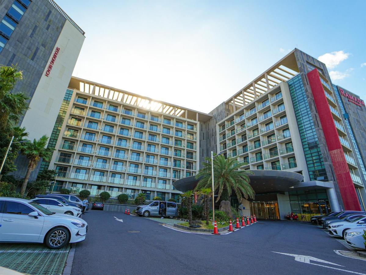 Ramada By Wyndham Jeju Hamdeok Hotell Exteriör bild