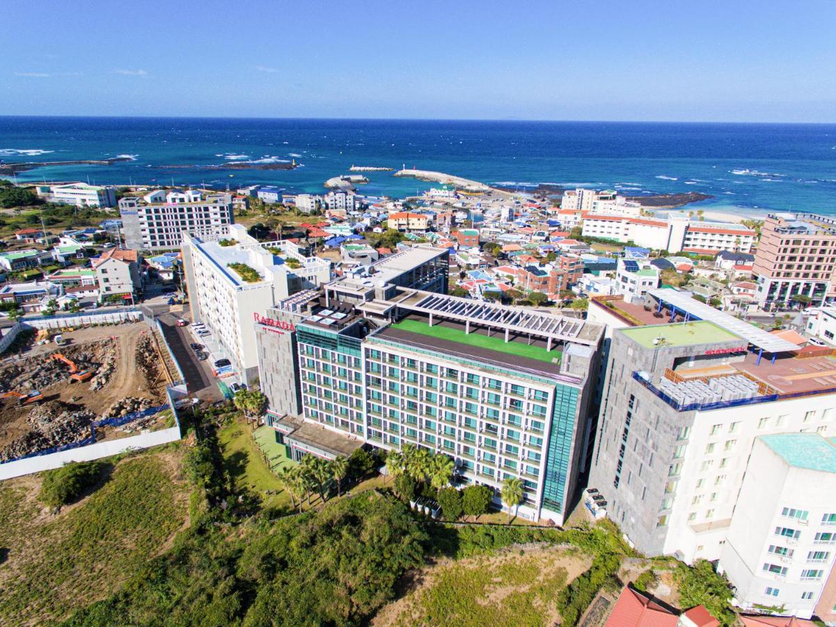 Ramada By Wyndham Jeju Hamdeok Hotell Exteriör bild