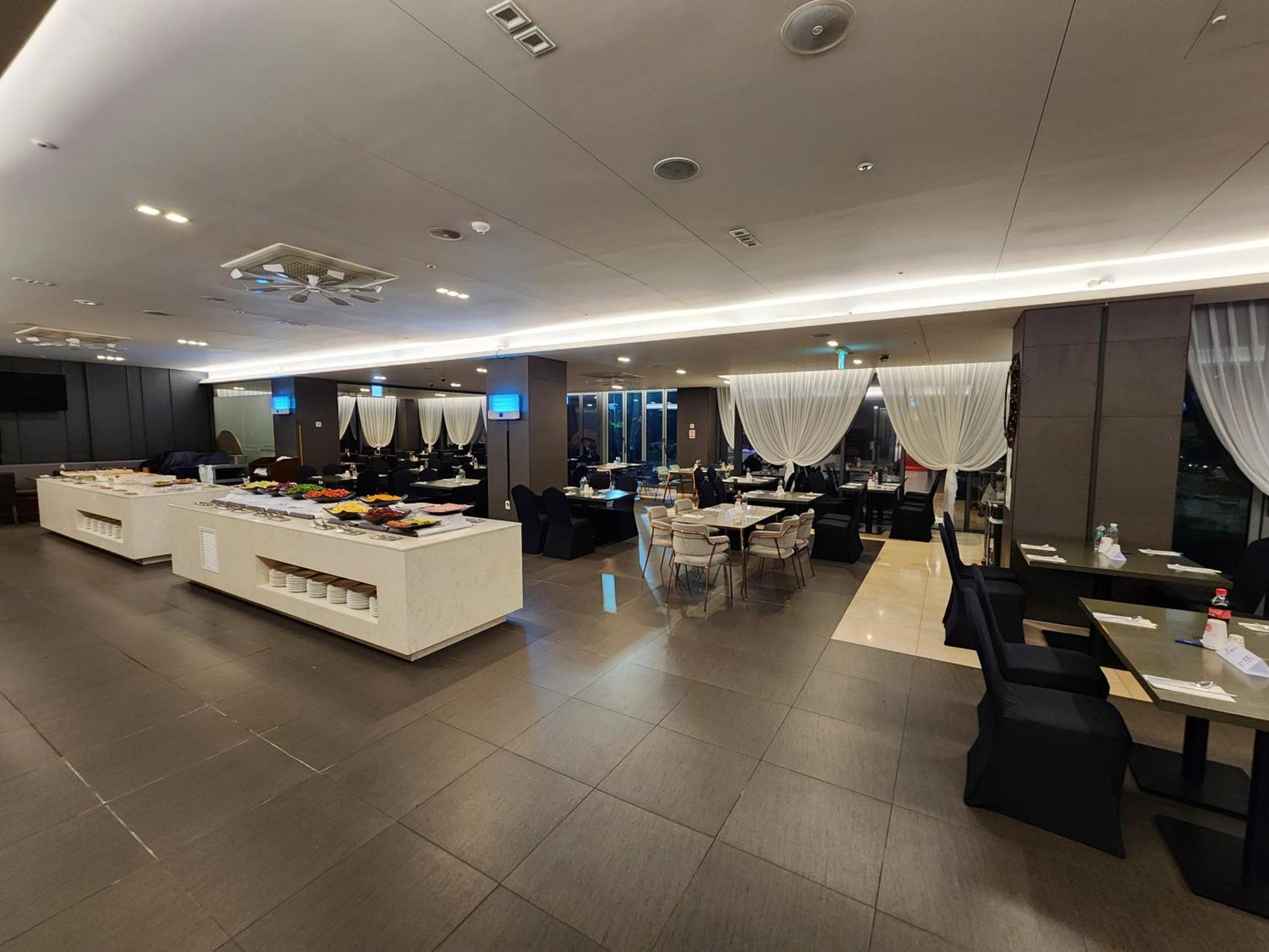 Ramada By Wyndham Jeju Hamdeok Hotell Exteriör bild