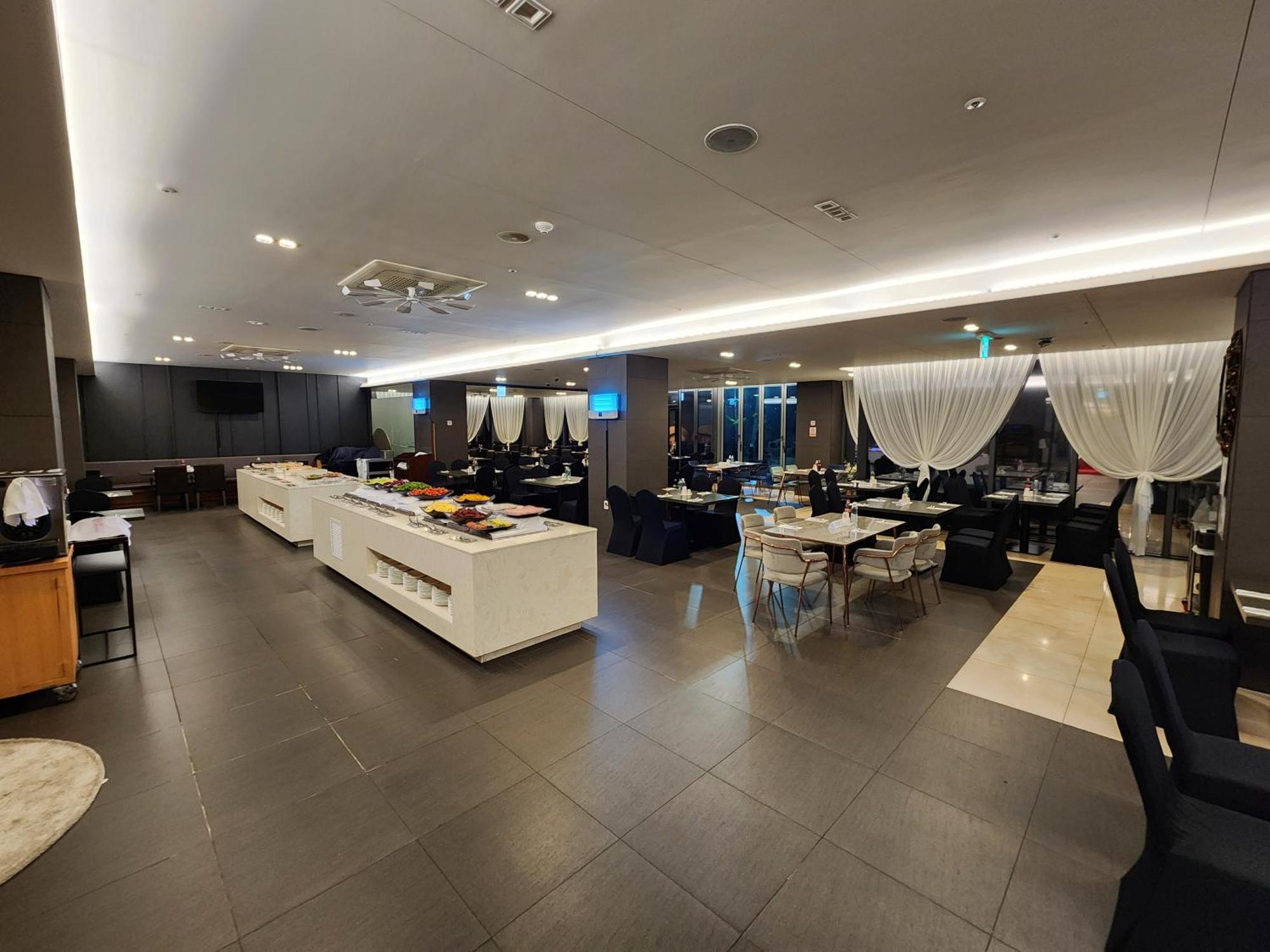 Ramada By Wyndham Jeju Hamdeok Hotell Exteriör bild
