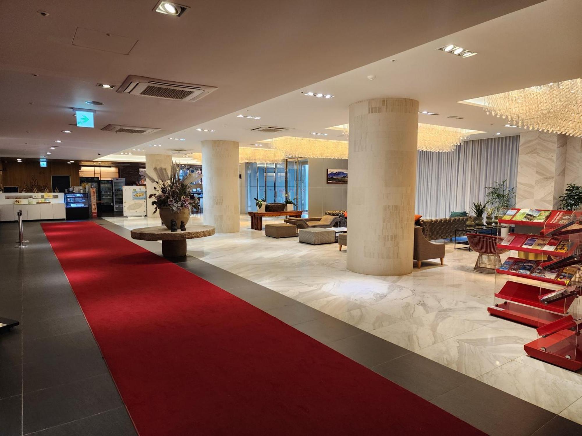 Ramada By Wyndham Jeju Hamdeok Hotell Exteriör bild