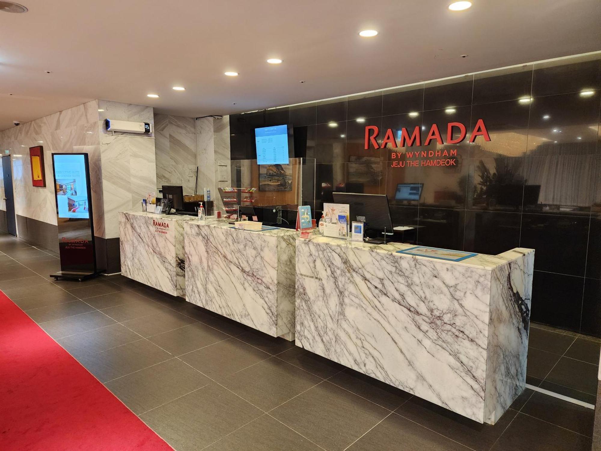 Ramada By Wyndham Jeju Hamdeok Hotell Exteriör bild