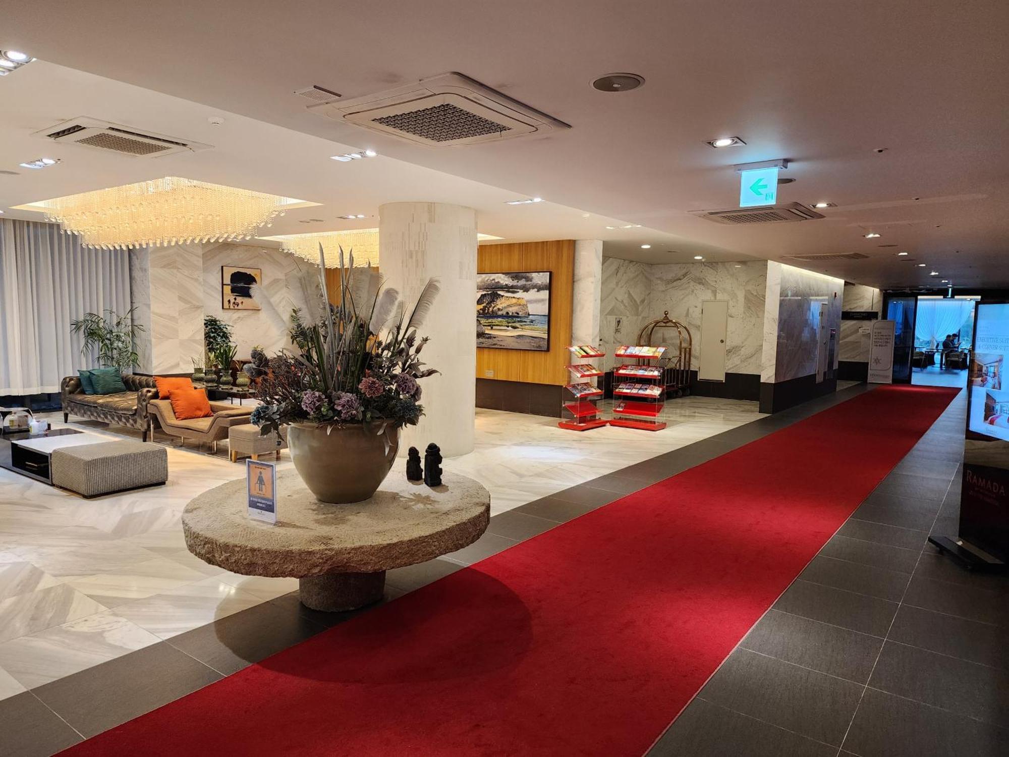 Ramada By Wyndham Jeju Hamdeok Hotell Exteriör bild