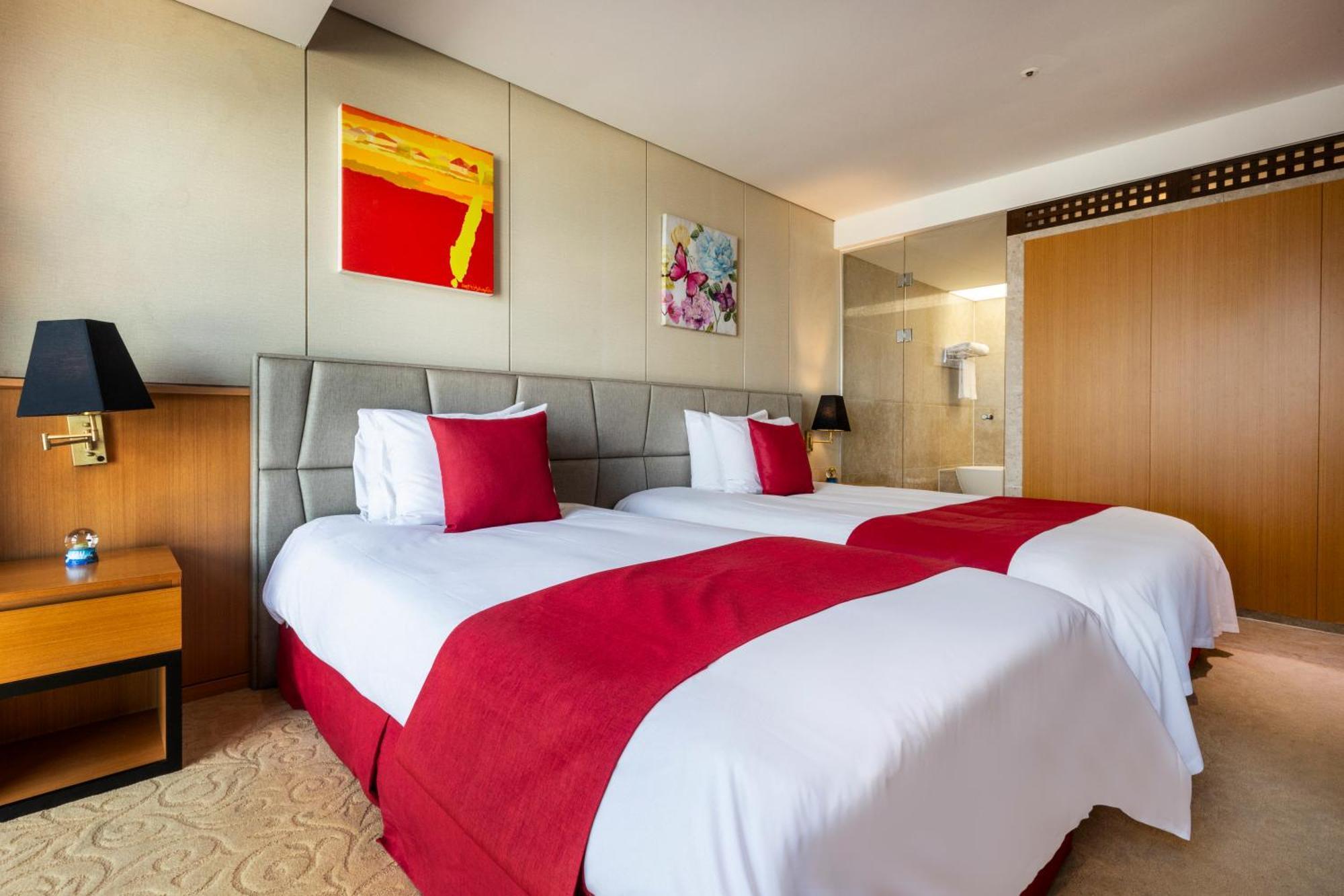 Ramada By Wyndham Jeju Hamdeok Hotell Exteriör bild