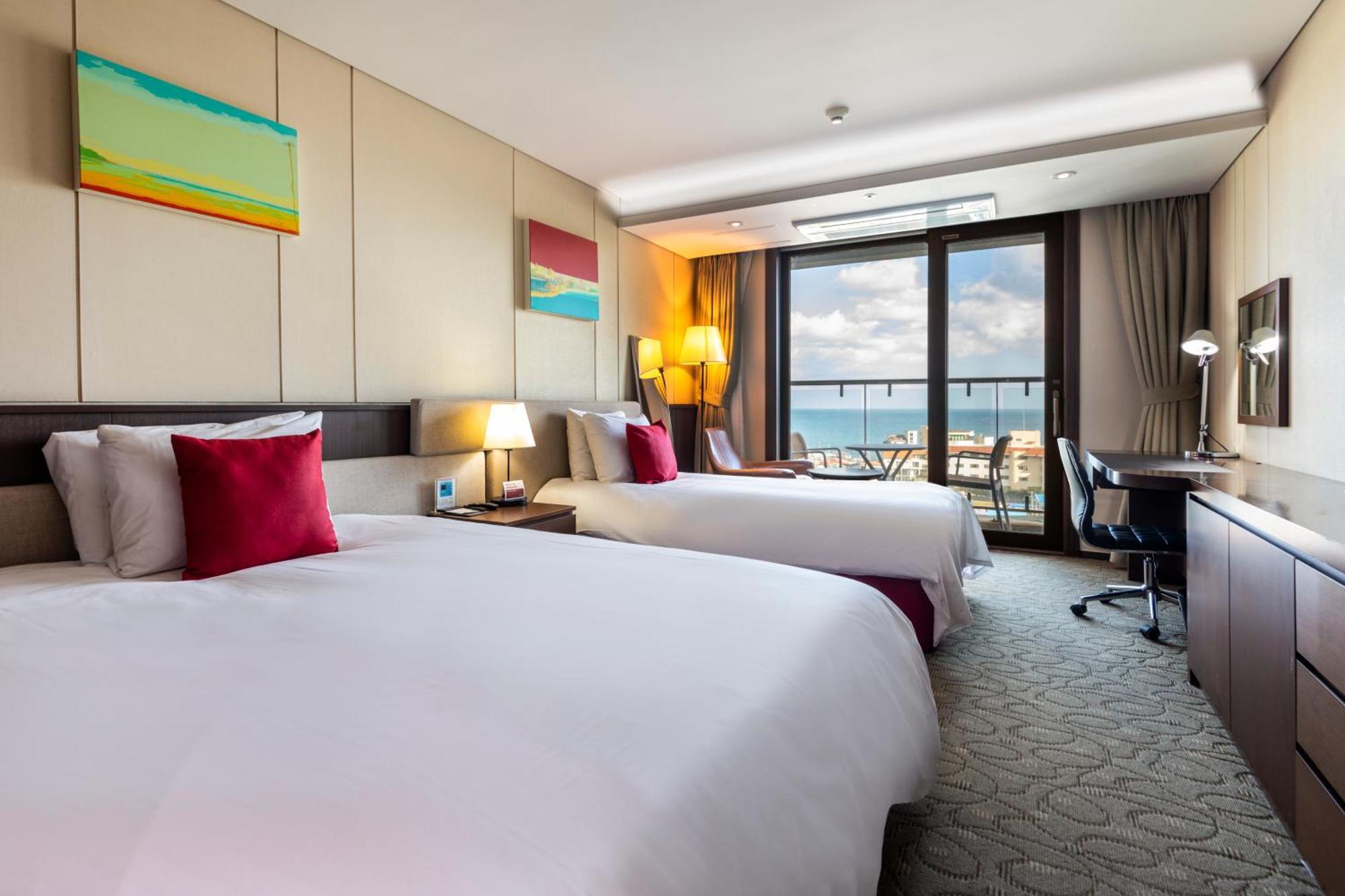Ramada By Wyndham Jeju Hamdeok Hotell Exteriör bild