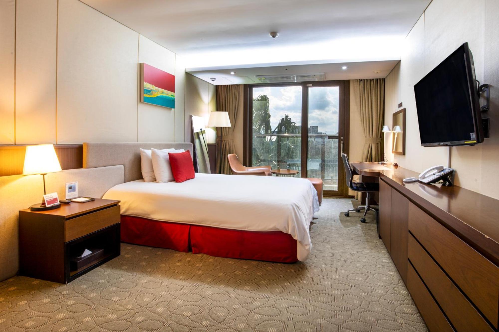 Ramada By Wyndham Jeju Hamdeok Hotell Exteriör bild