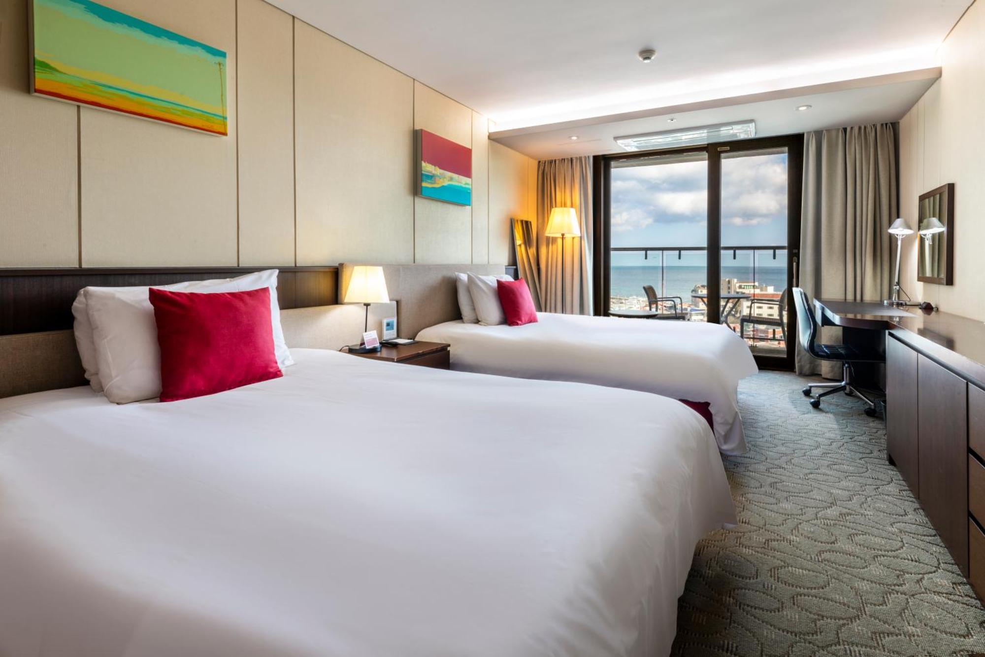 Ramada By Wyndham Jeju Hamdeok Hotell Exteriör bild