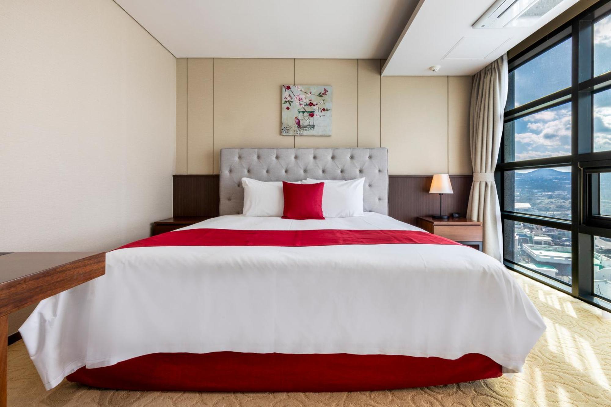 Ramada By Wyndham Jeju Hamdeok Hotell Exteriör bild