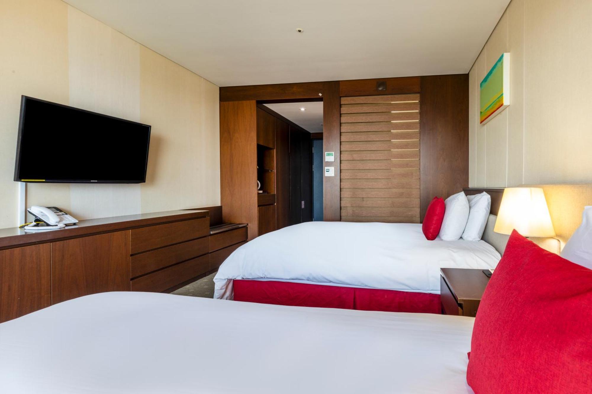 Ramada By Wyndham Jeju Hamdeok Hotell Exteriör bild
