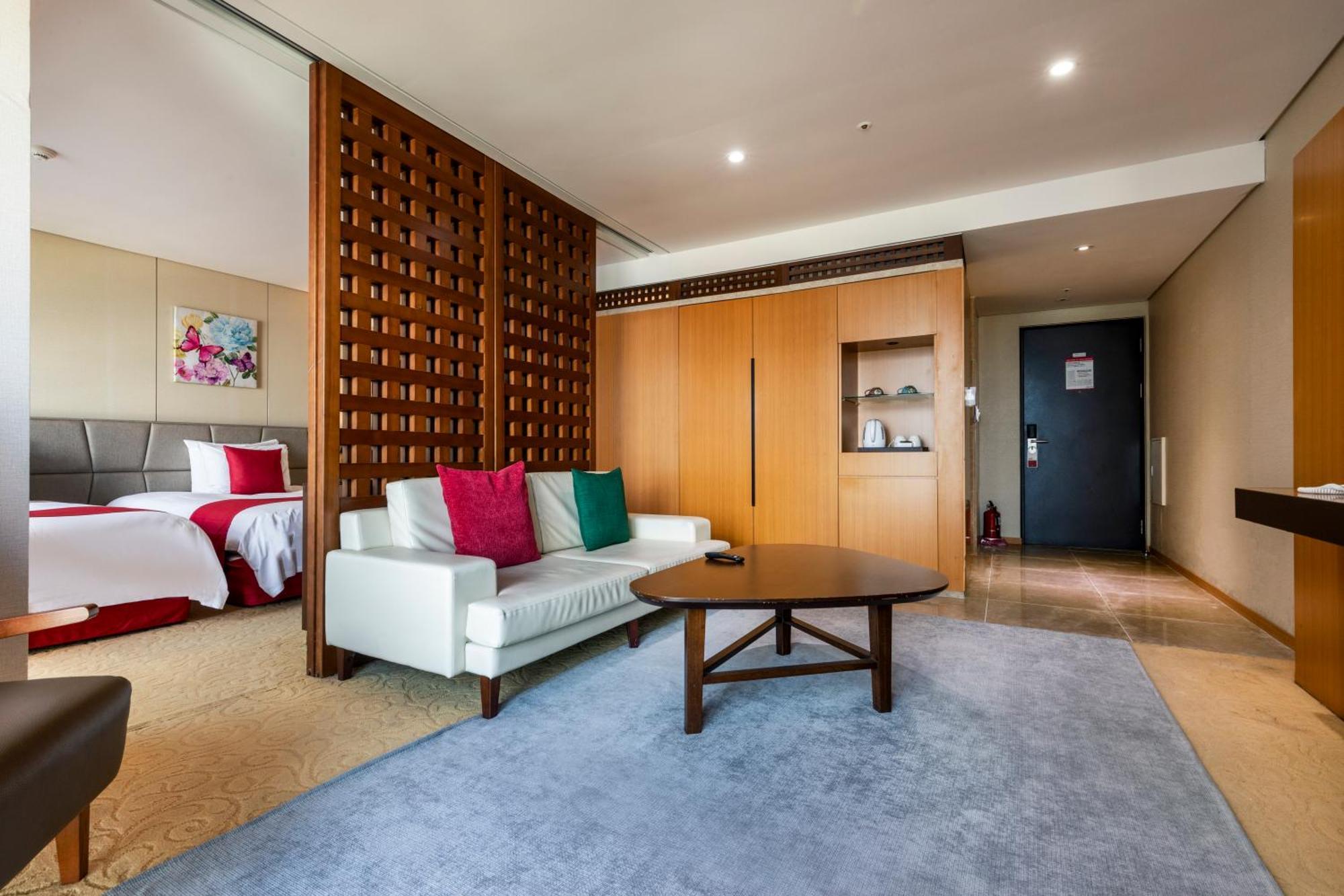 Ramada By Wyndham Jeju Hamdeok Hotell Exteriör bild