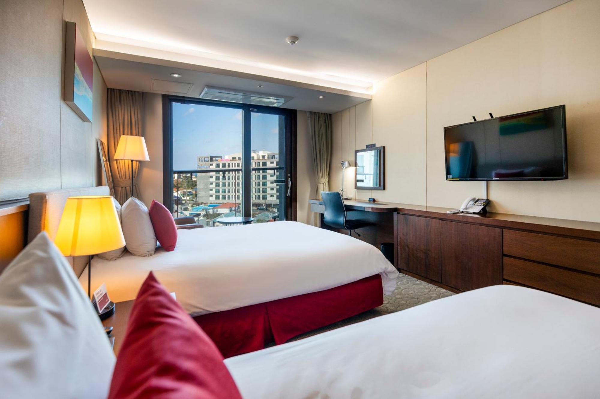 Ramada By Wyndham Jeju Hamdeok Hotell Exteriör bild