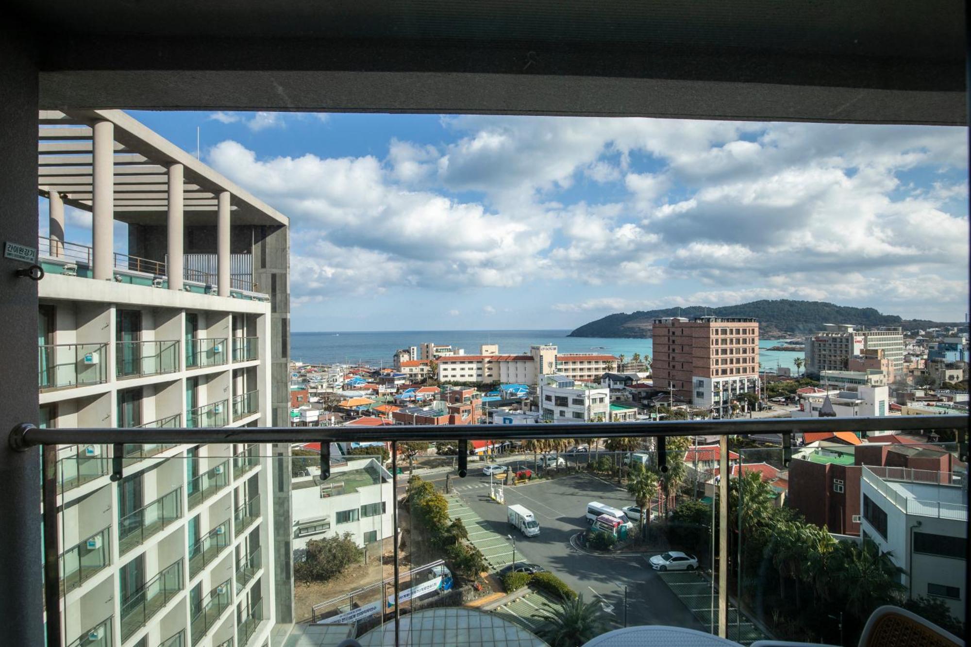Ramada By Wyndham Jeju Hamdeok Hotell Exteriör bild