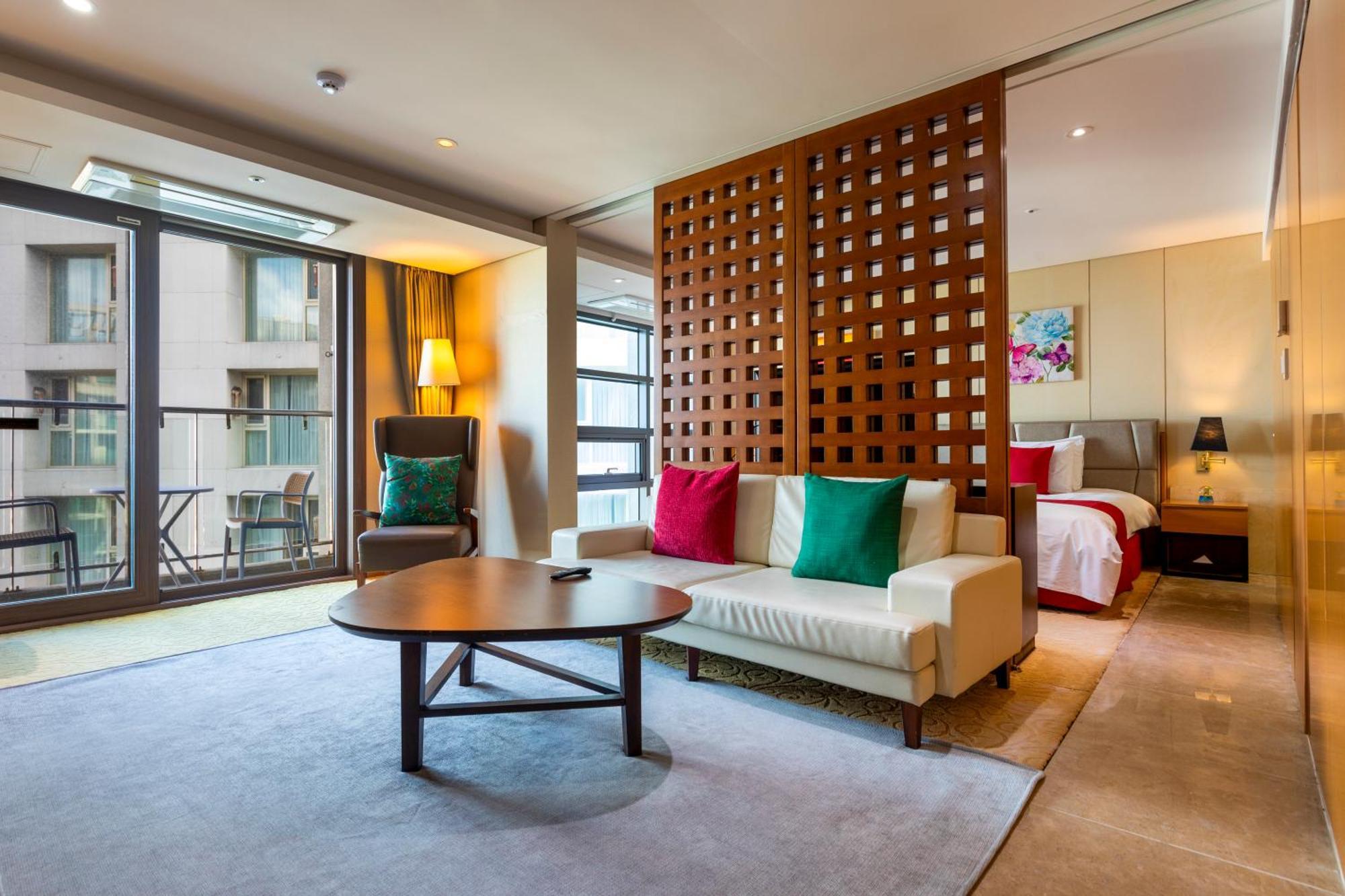 Ramada By Wyndham Jeju Hamdeok Hotell Exteriör bild