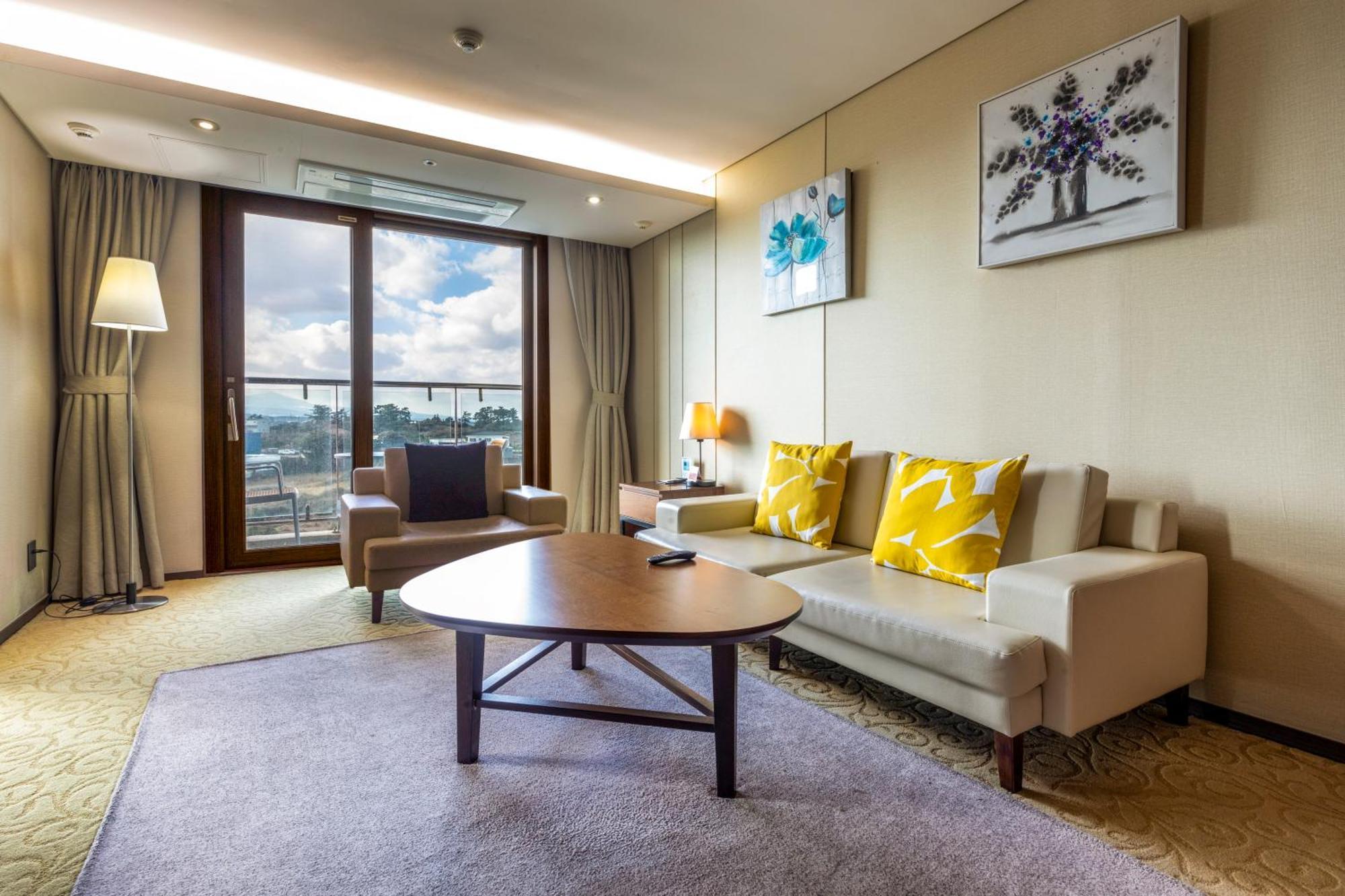 Ramada By Wyndham Jeju Hamdeok Hotell Exteriör bild