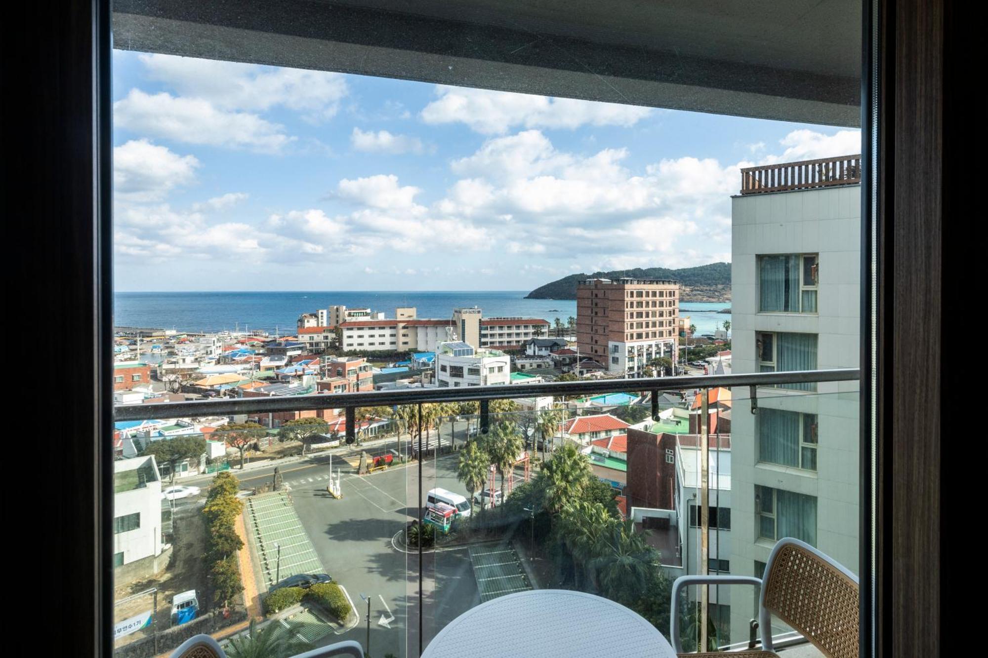 Ramada By Wyndham Jeju Hamdeok Hotell Exteriör bild