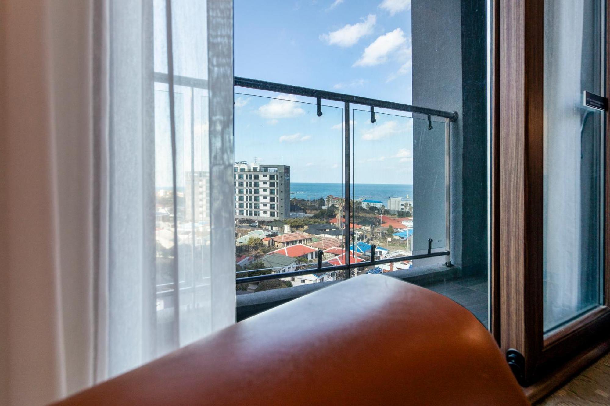 Ramada By Wyndham Jeju Hamdeok Hotell Exteriör bild