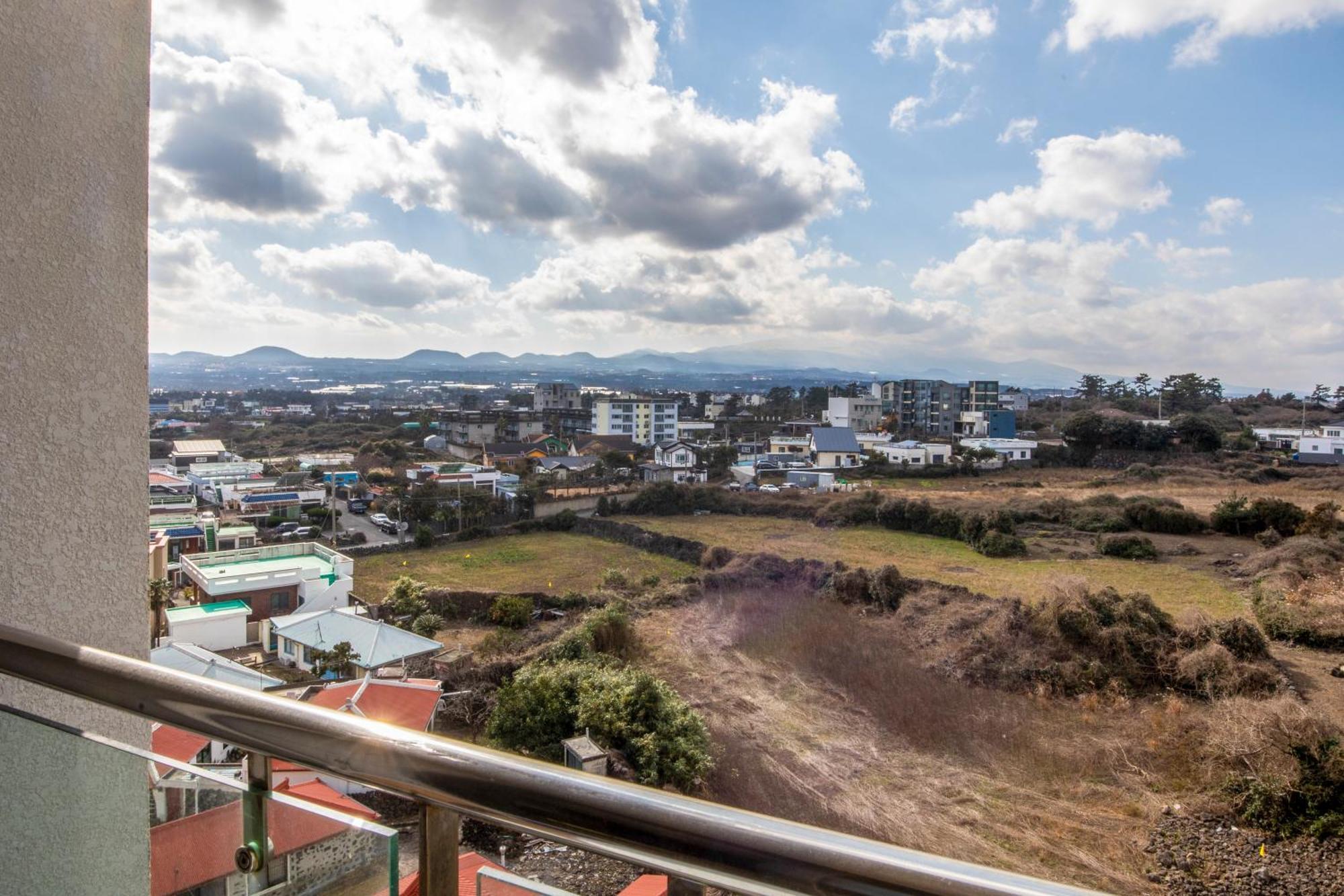 Ramada By Wyndham Jeju Hamdeok Hotell Exteriör bild