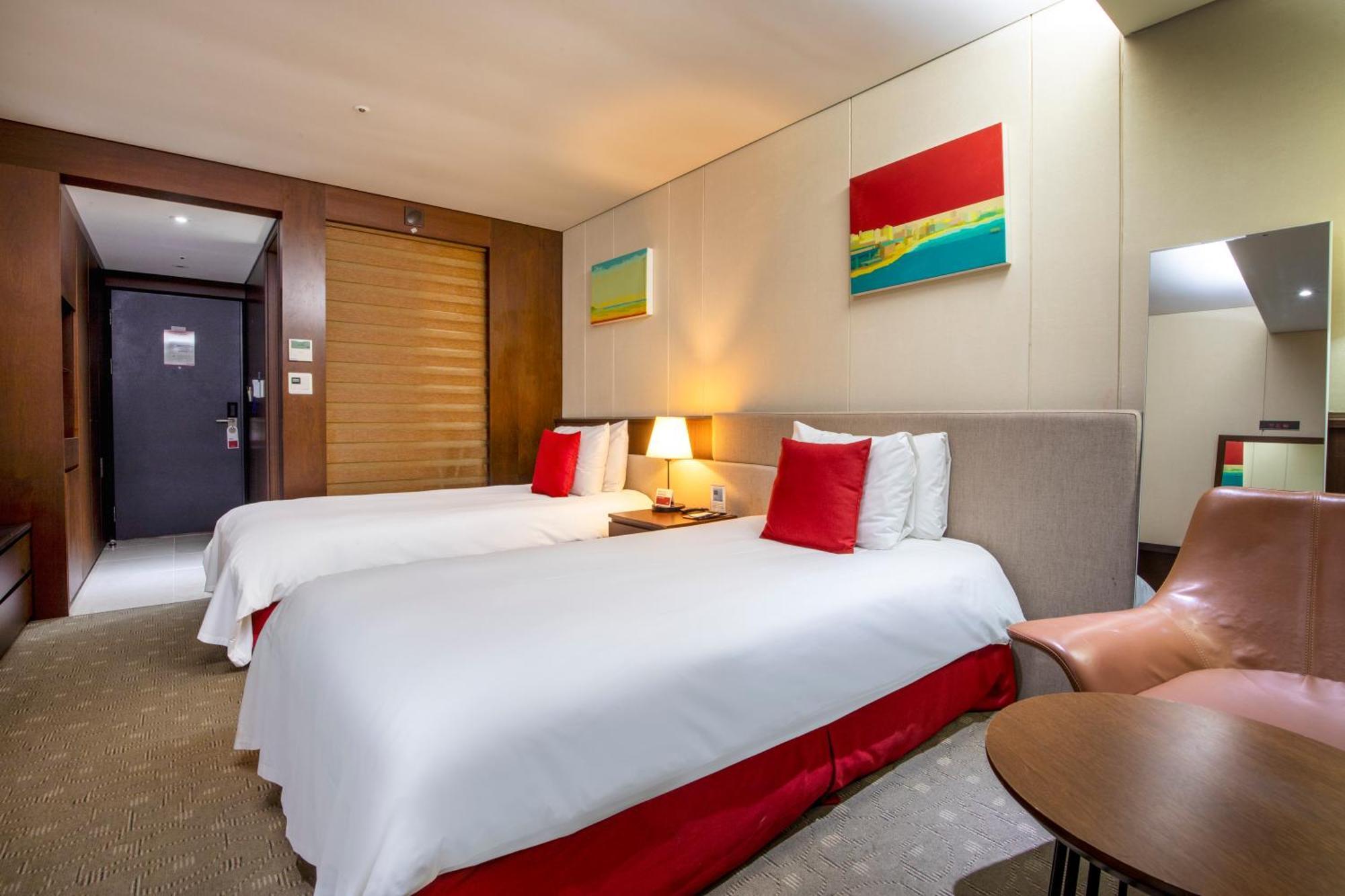 Ramada By Wyndham Jeju Hamdeok Hotell Exteriör bild