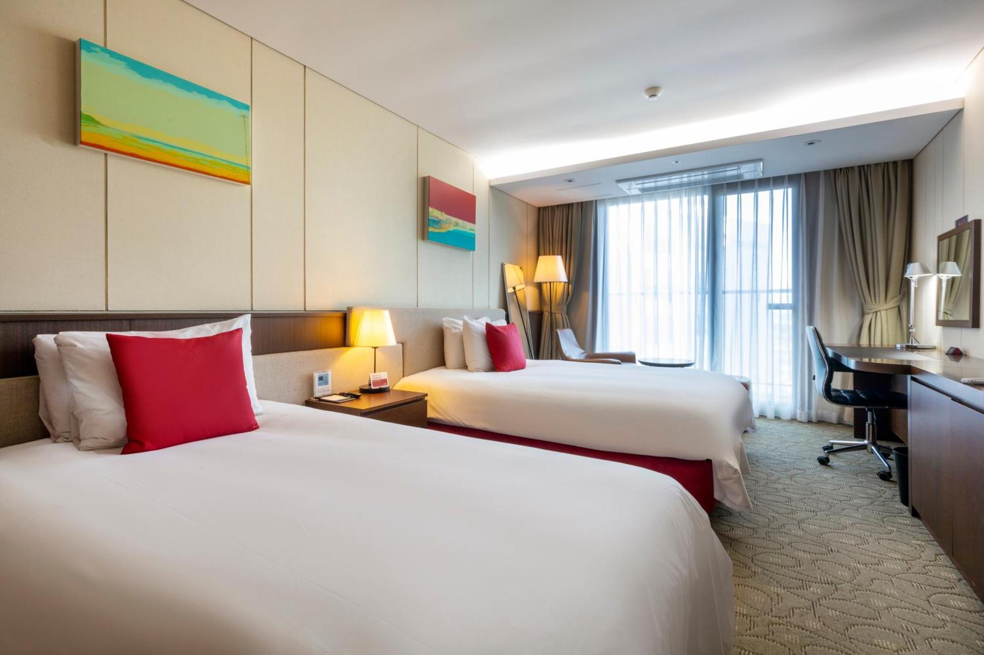 Ramada By Wyndham Jeju Hamdeok Hotell Exteriör bild