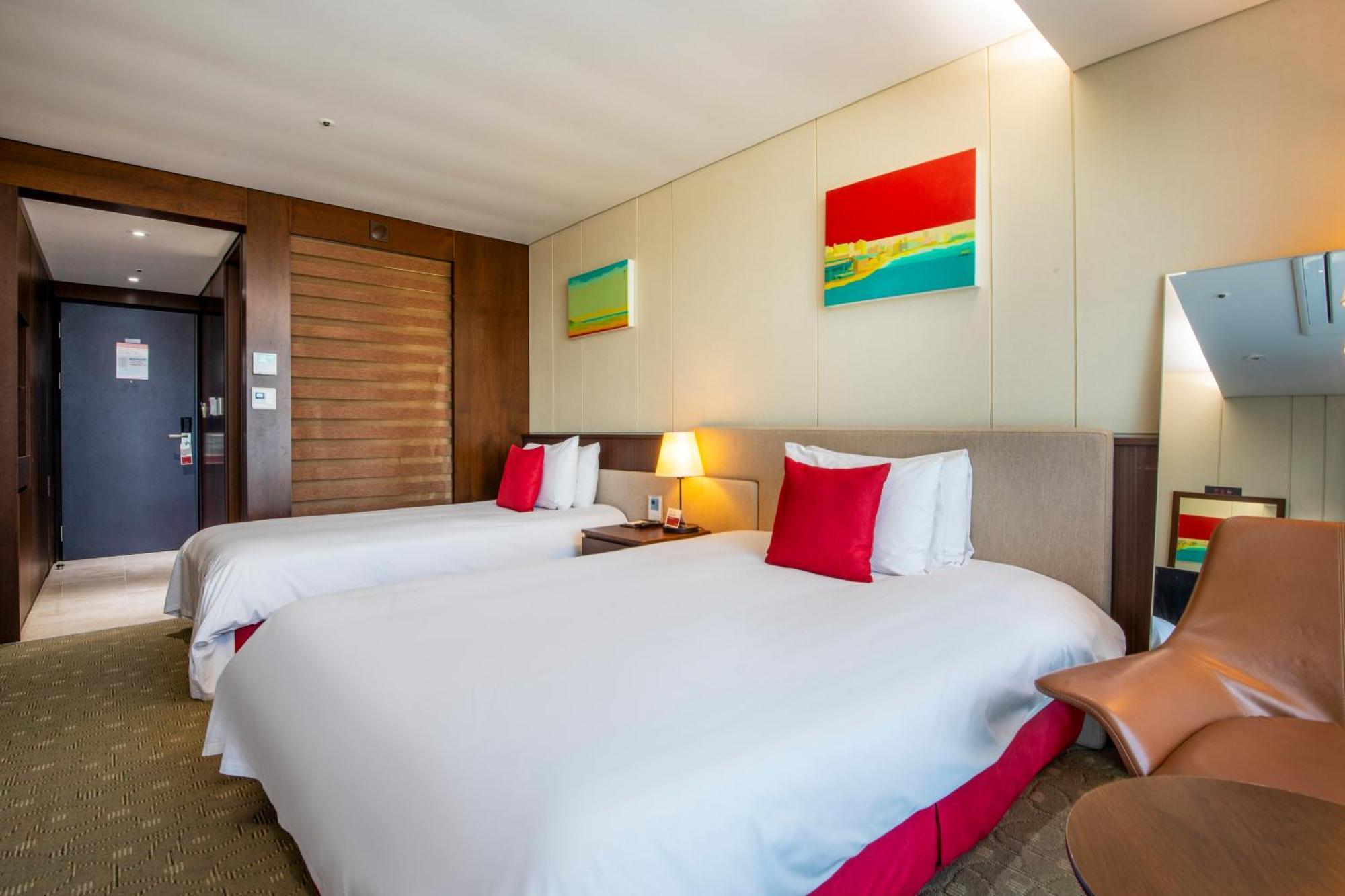 Ramada By Wyndham Jeju Hamdeok Hotell Exteriör bild