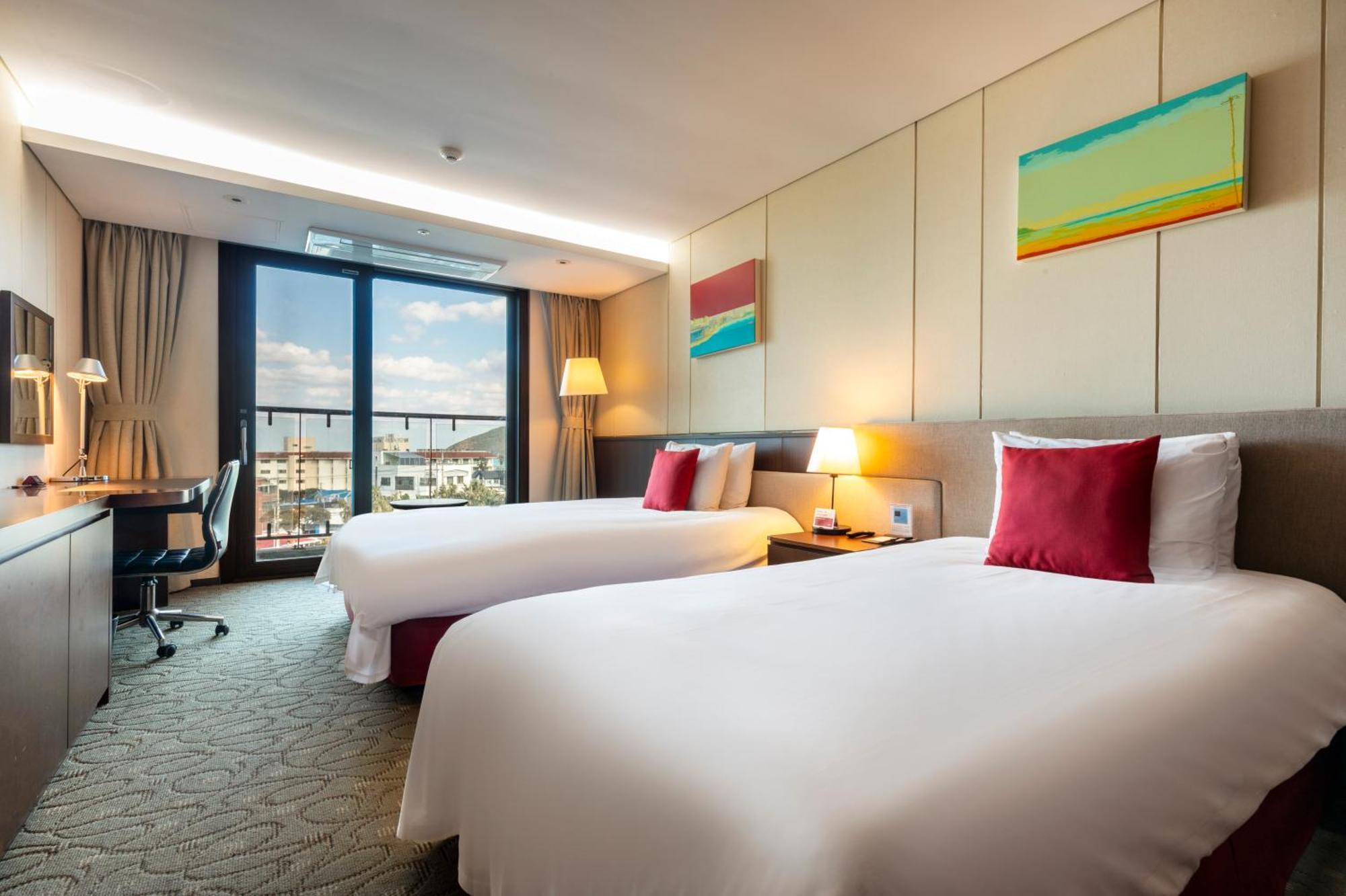 Ramada By Wyndham Jeju Hamdeok Hotell Exteriör bild