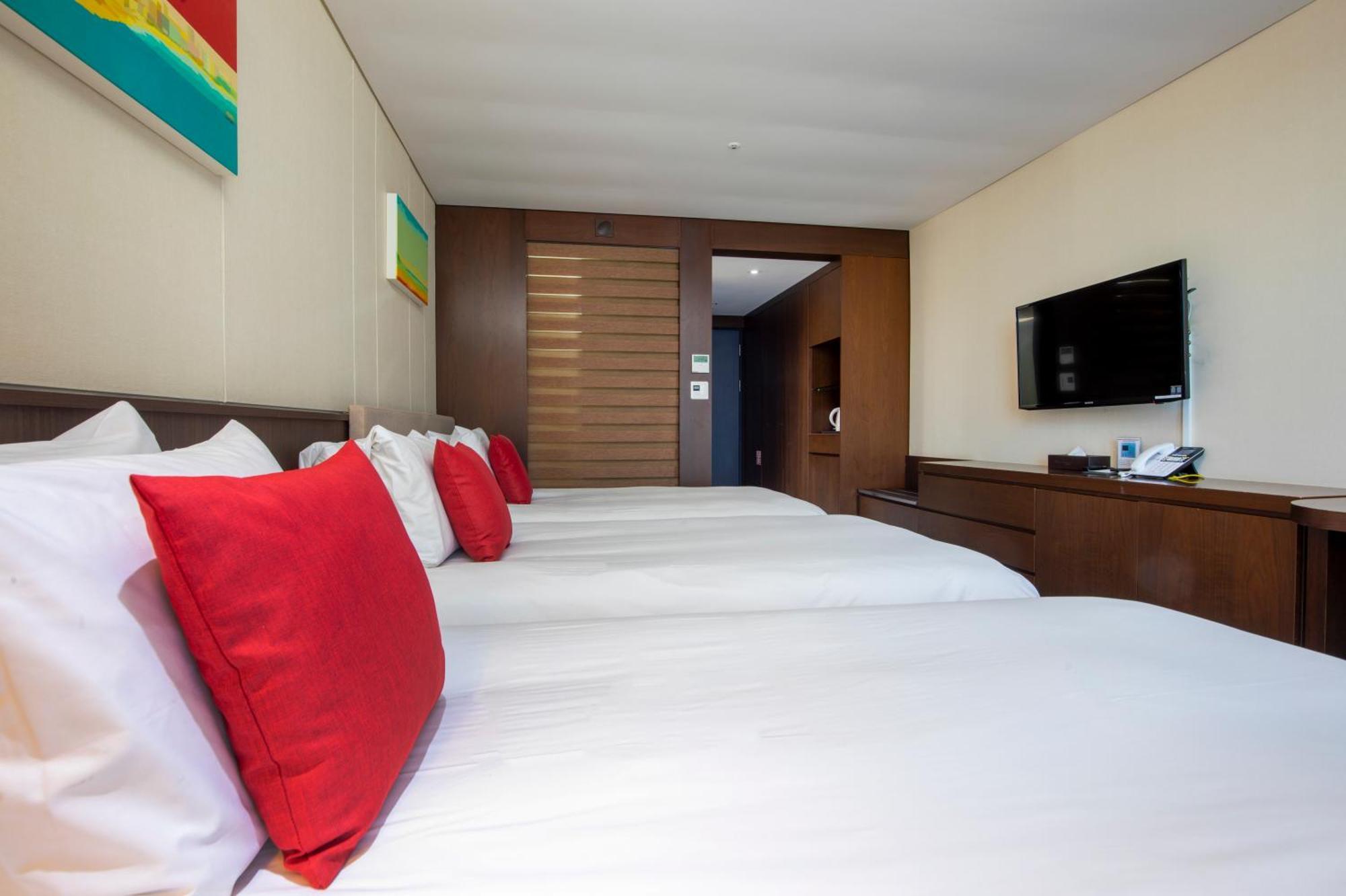 Ramada By Wyndham Jeju Hamdeok Hotell Exteriör bild