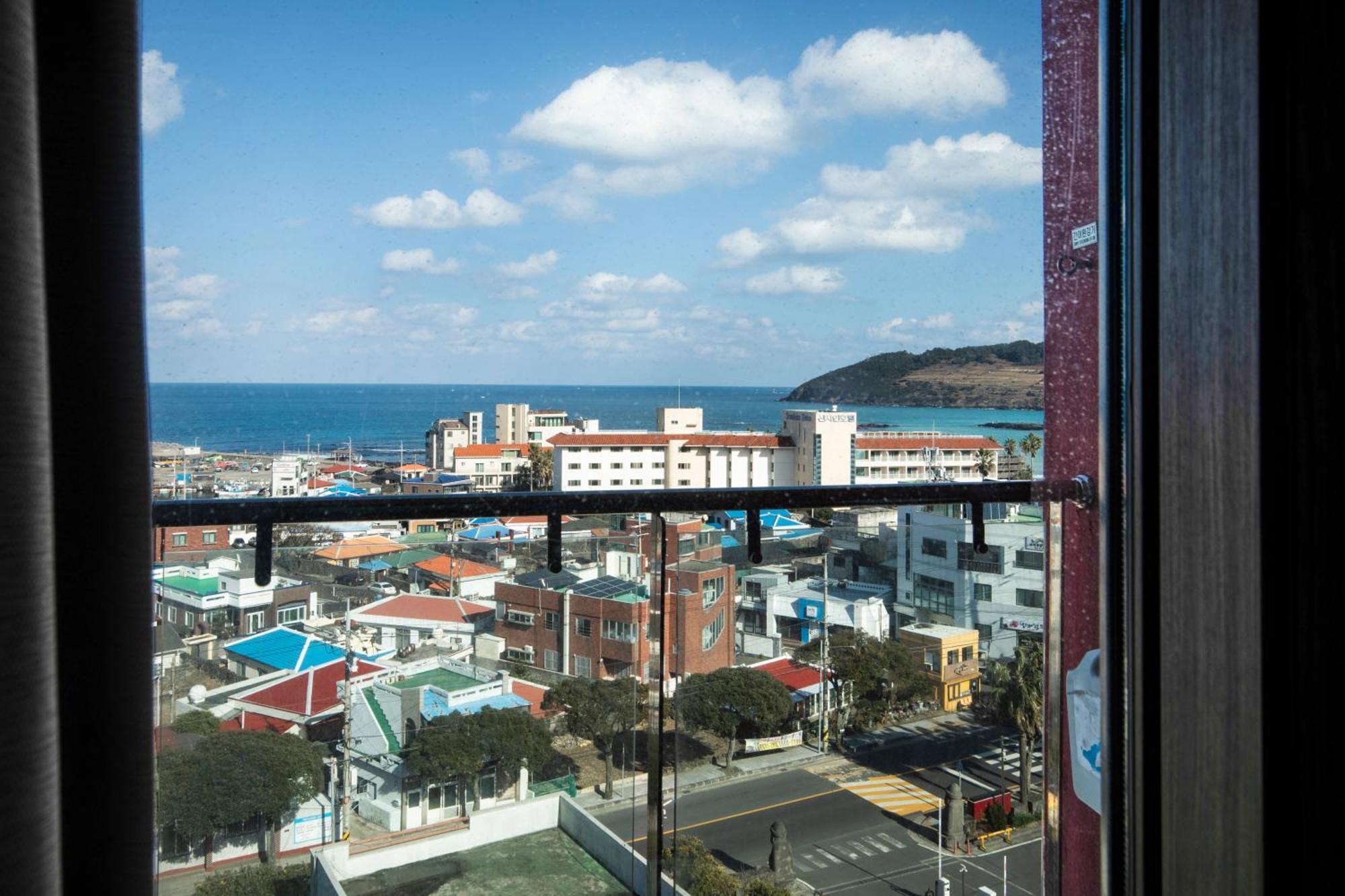 Ramada By Wyndham Jeju Hamdeok Hotell Exteriör bild