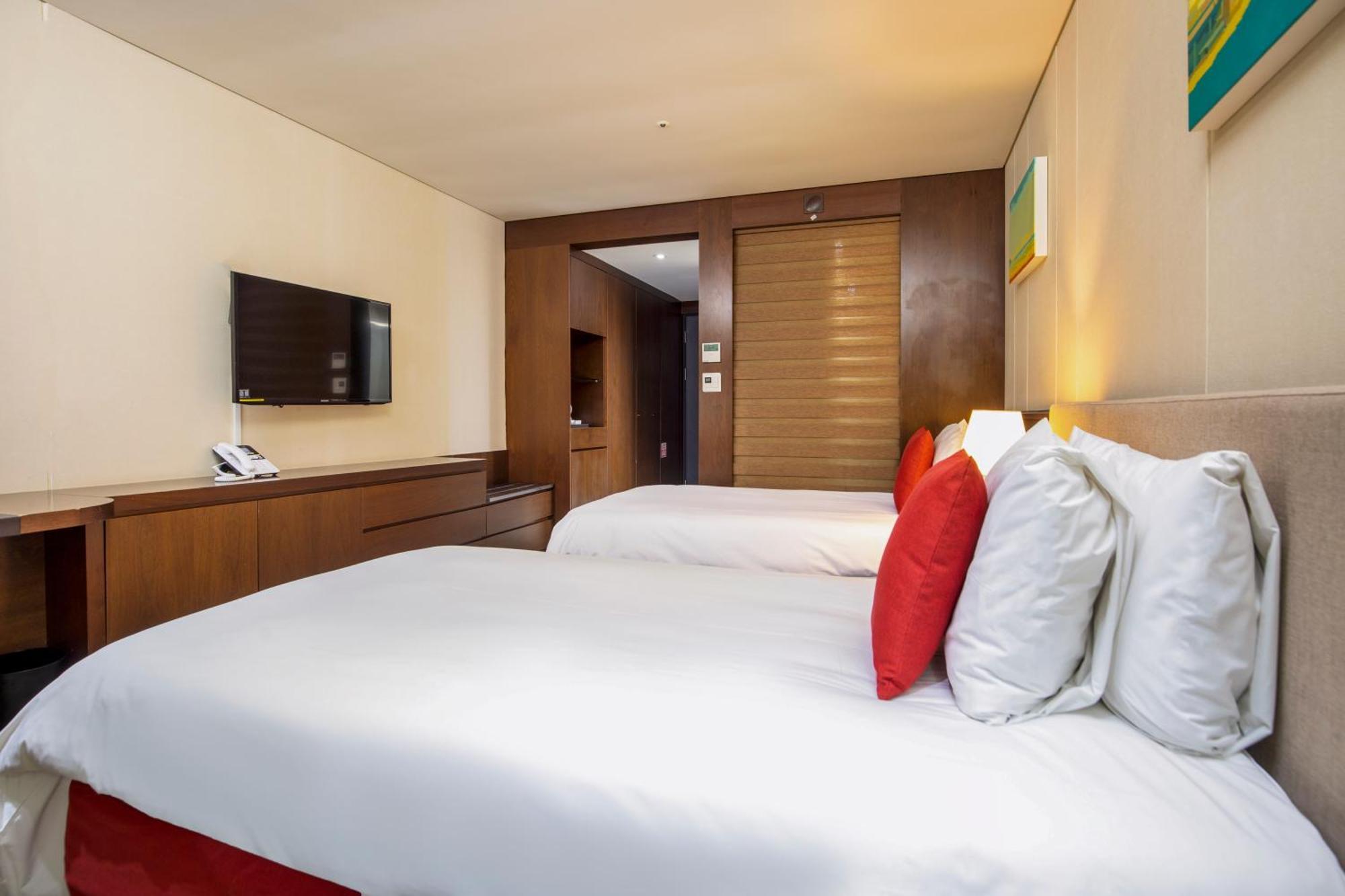 Ramada By Wyndham Jeju Hamdeok Hotell Exteriör bild