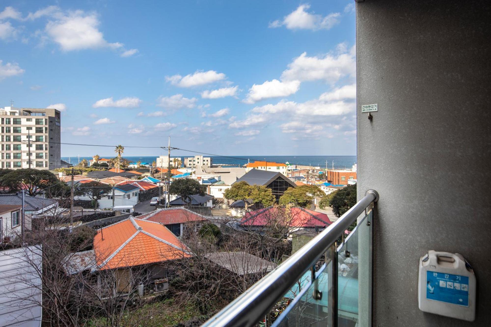 Ramada By Wyndham Jeju Hamdeok Hotell Exteriör bild