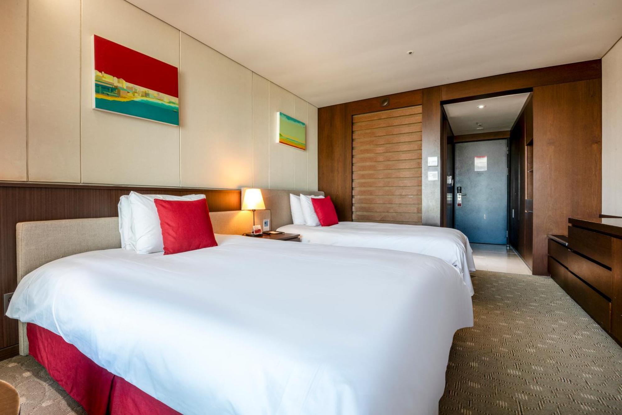 Ramada By Wyndham Jeju Hamdeok Hotell Exteriör bild