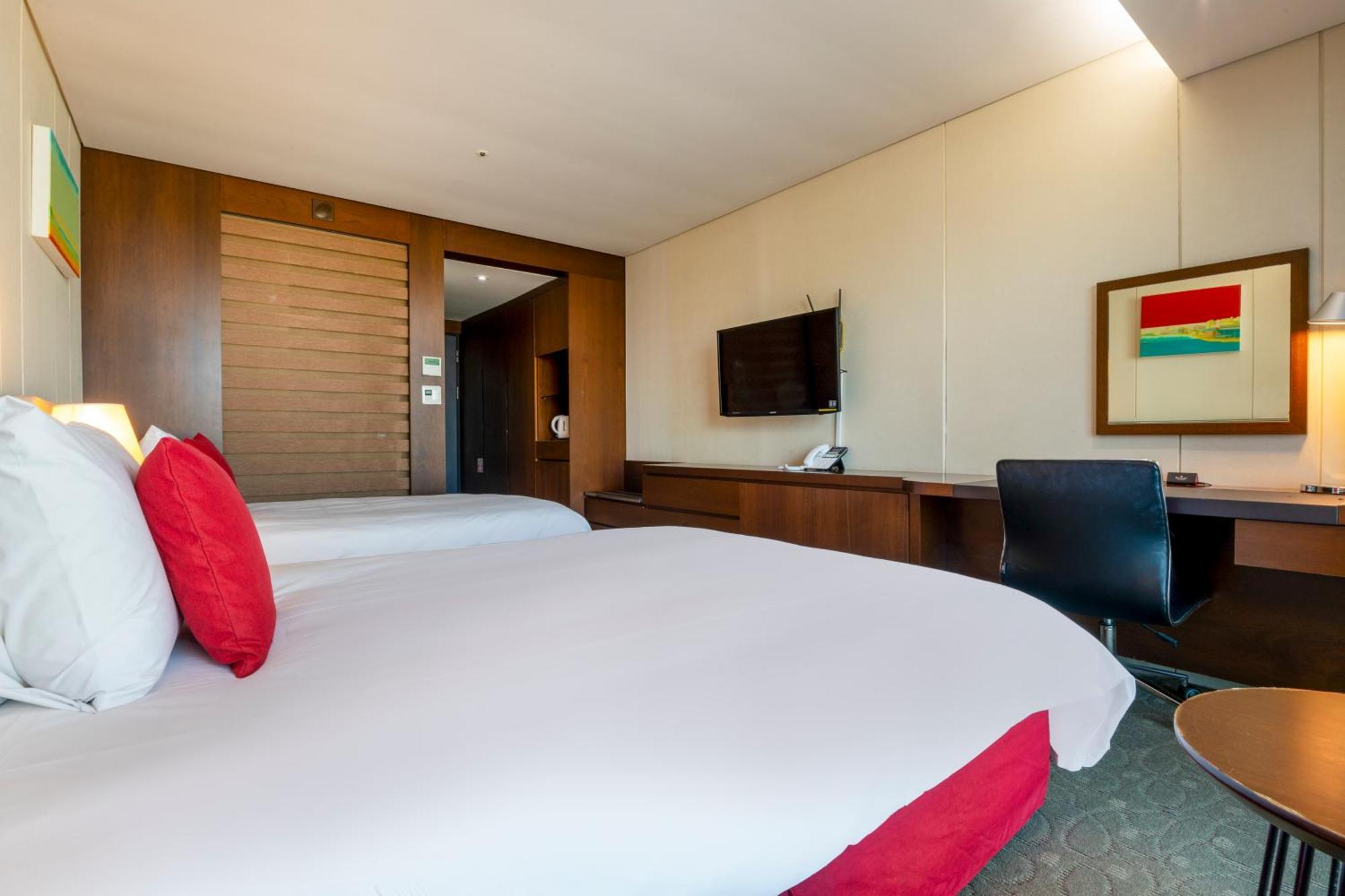 Ramada By Wyndham Jeju Hamdeok Hotell Exteriör bild