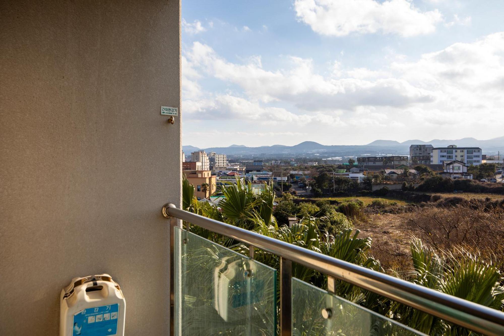 Ramada By Wyndham Jeju Hamdeok Hotell Exteriör bild
