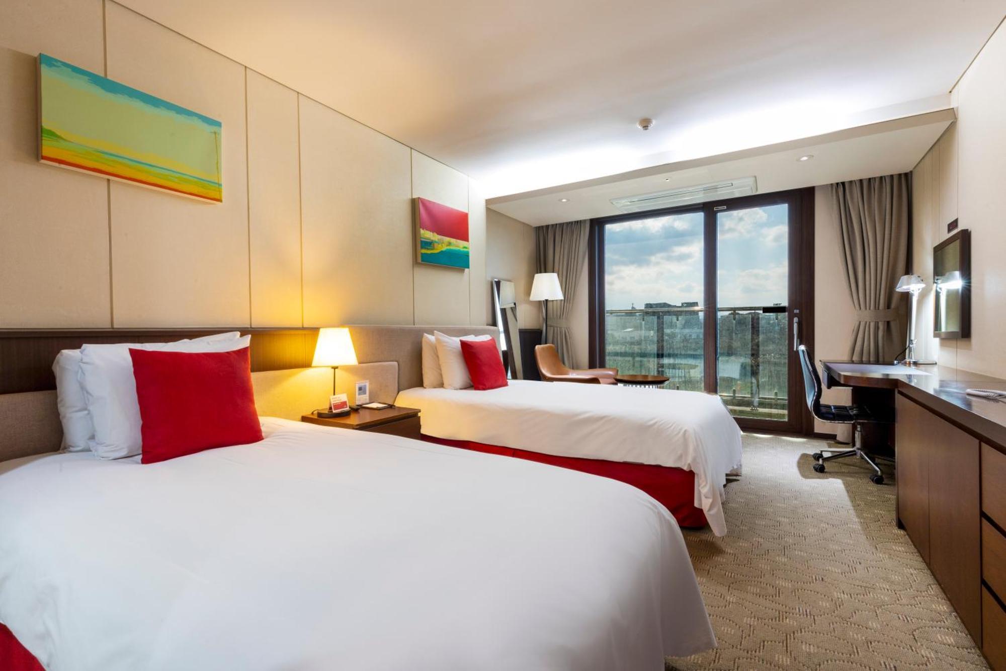 Ramada By Wyndham Jeju Hamdeok Hotell Exteriör bild